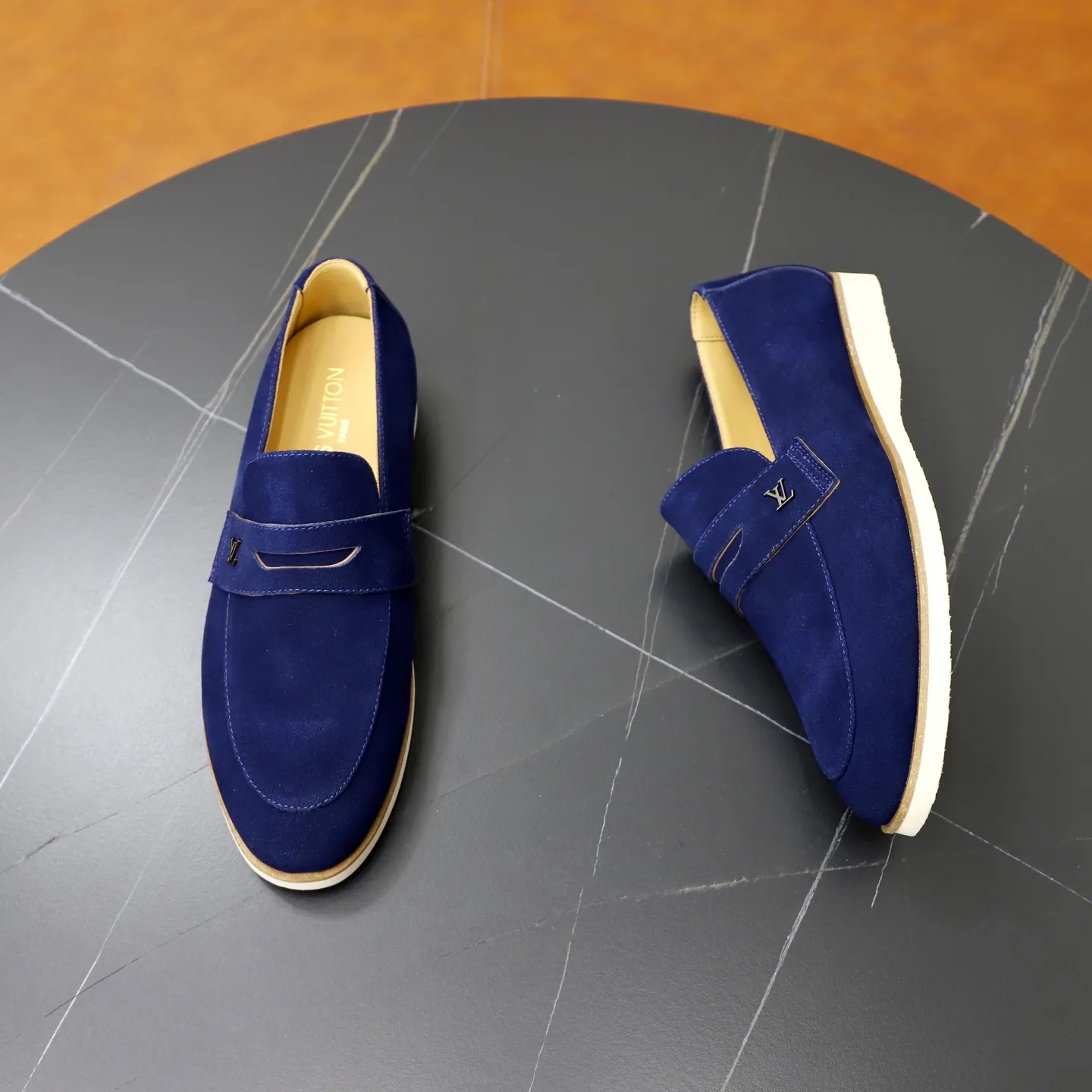 Ex-factory price: 442💰🙅‍♂️🙅‍♂️🙅‍♂️ Brand: LV Louis Vuitton Standard code: 38-44 (45 customized) Grade: Same as the official website Material: Original cow suede material stitching Comfortable and breathable cowhide lining Lightweight wear-resistant foam outsole Style category: Men's fashionable casual shoes Running sports shoes Distinguished luxury brand elements Top luxury color: actual picture color